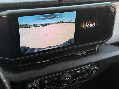 Used 2025 Jeep Gladiator Sport AWD/4WD image 18