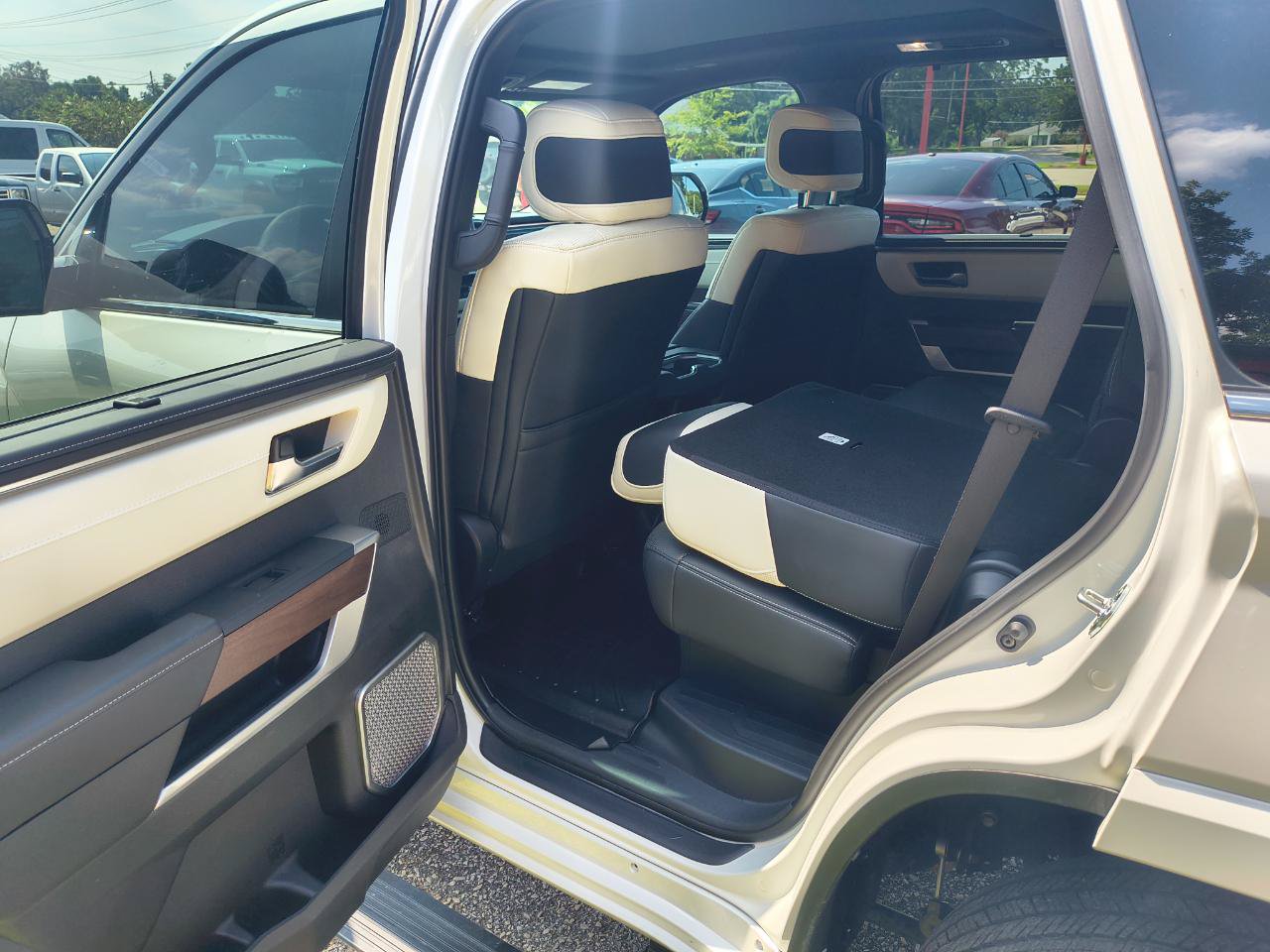 Used 2025 Toyota Sequoia Capstone AWD/4WD image 15