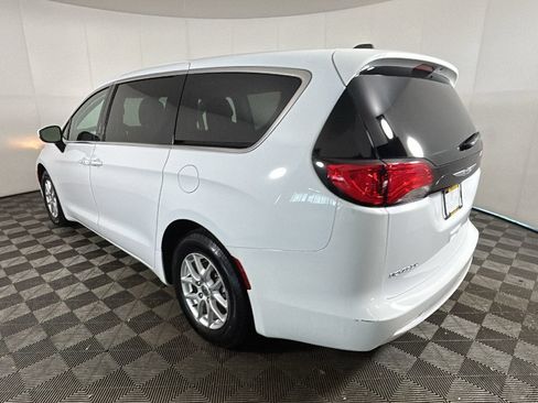 Used 2023 Chrysler Voyager LX FWD image 5