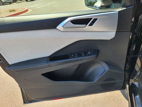 Certified 2025 Volkswagen Taos SE AWD/4WD image 21