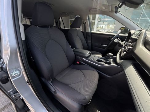 Used 2025 Toyota Highlander LE FWD image 38
