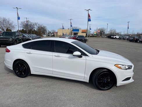 Used 2017 Ford Fusion SE w/ Fusion SE Technology Package image 2