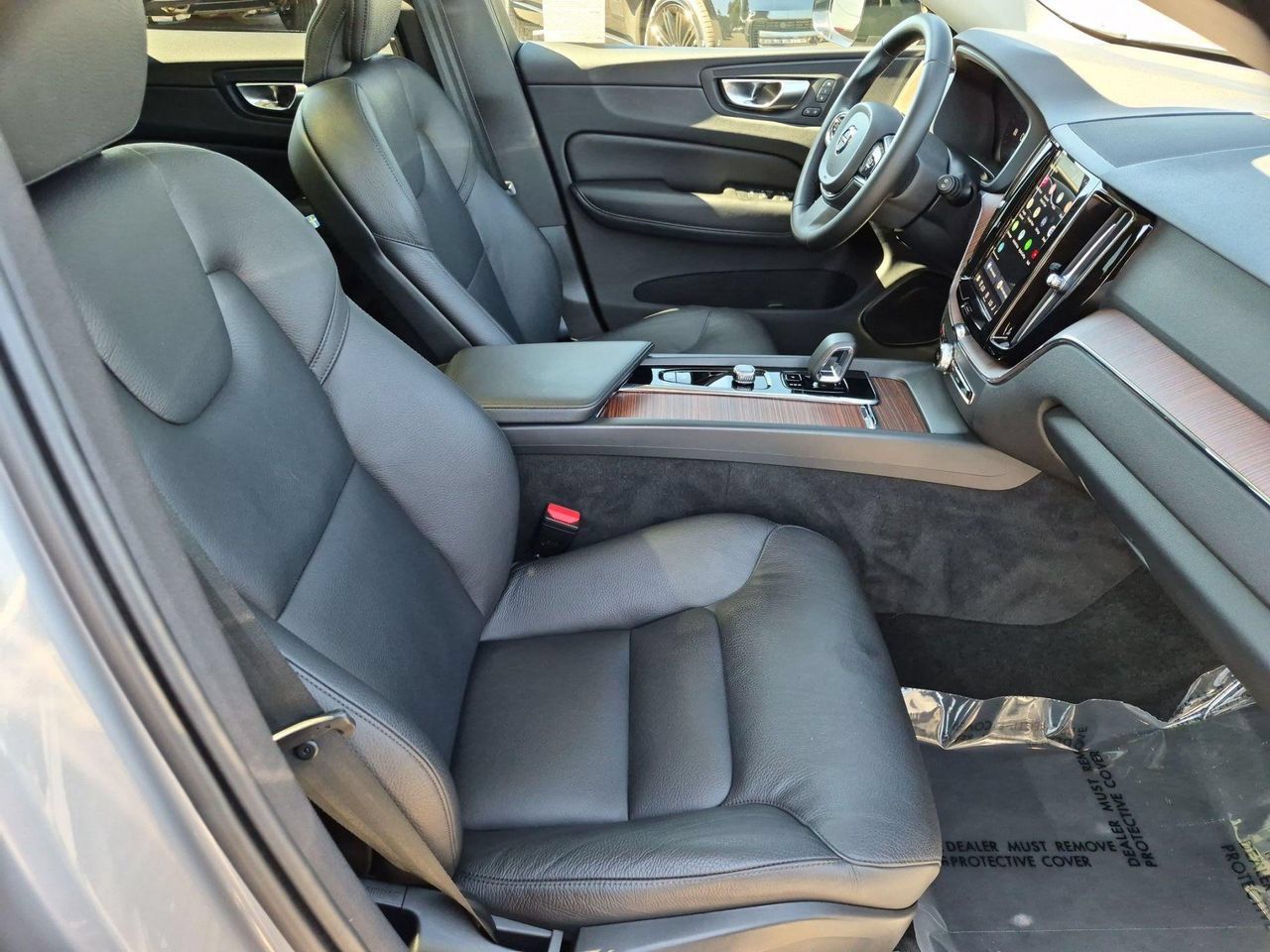 Certified 2024 Volvo XC60 B5 Plus AWD/4WD image 27