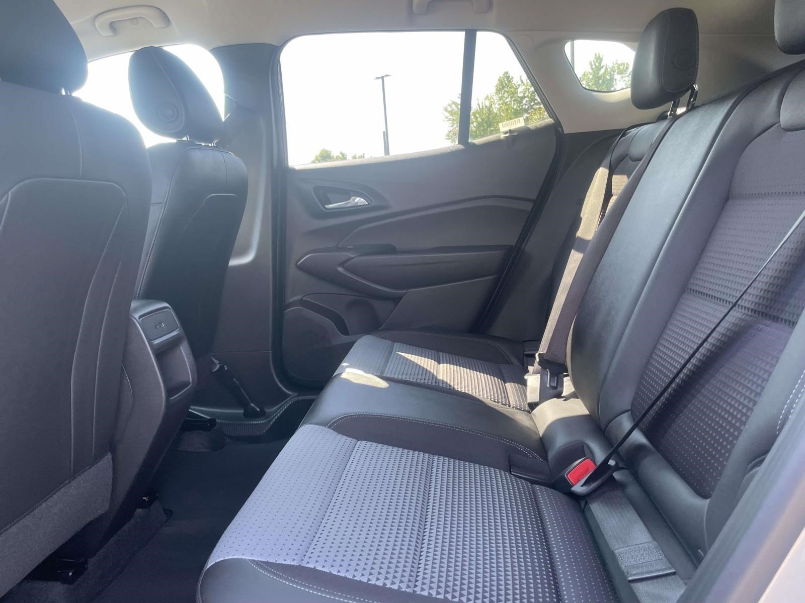 Used 2025 Chevrolet Trax LT w/ LT Convenience Package FWD image 9