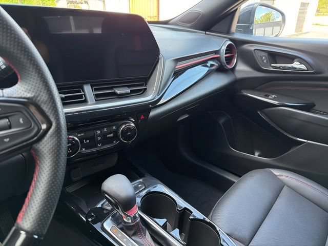 Used 2024 Chevrolet Trax RS w/ Sunroof Package FWD image 30