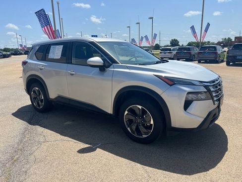 Used 2024 Nissan Rogue SV FWD image 3