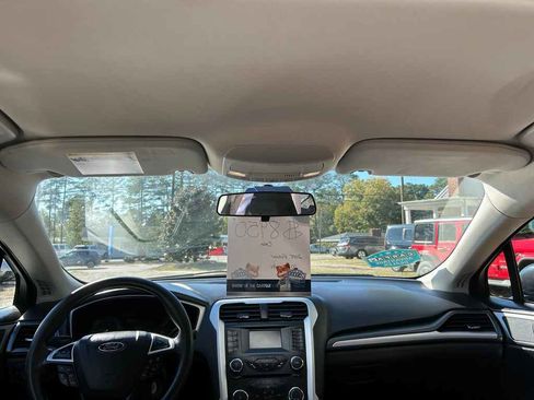 Used 2015 Ford Fusion SE image 12