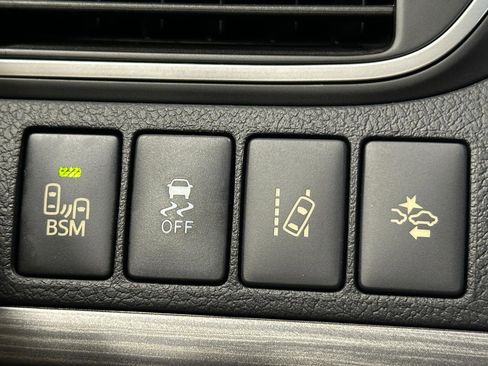 Used 2015 Toyota Camry XLE w/ Moonroof Package image 39