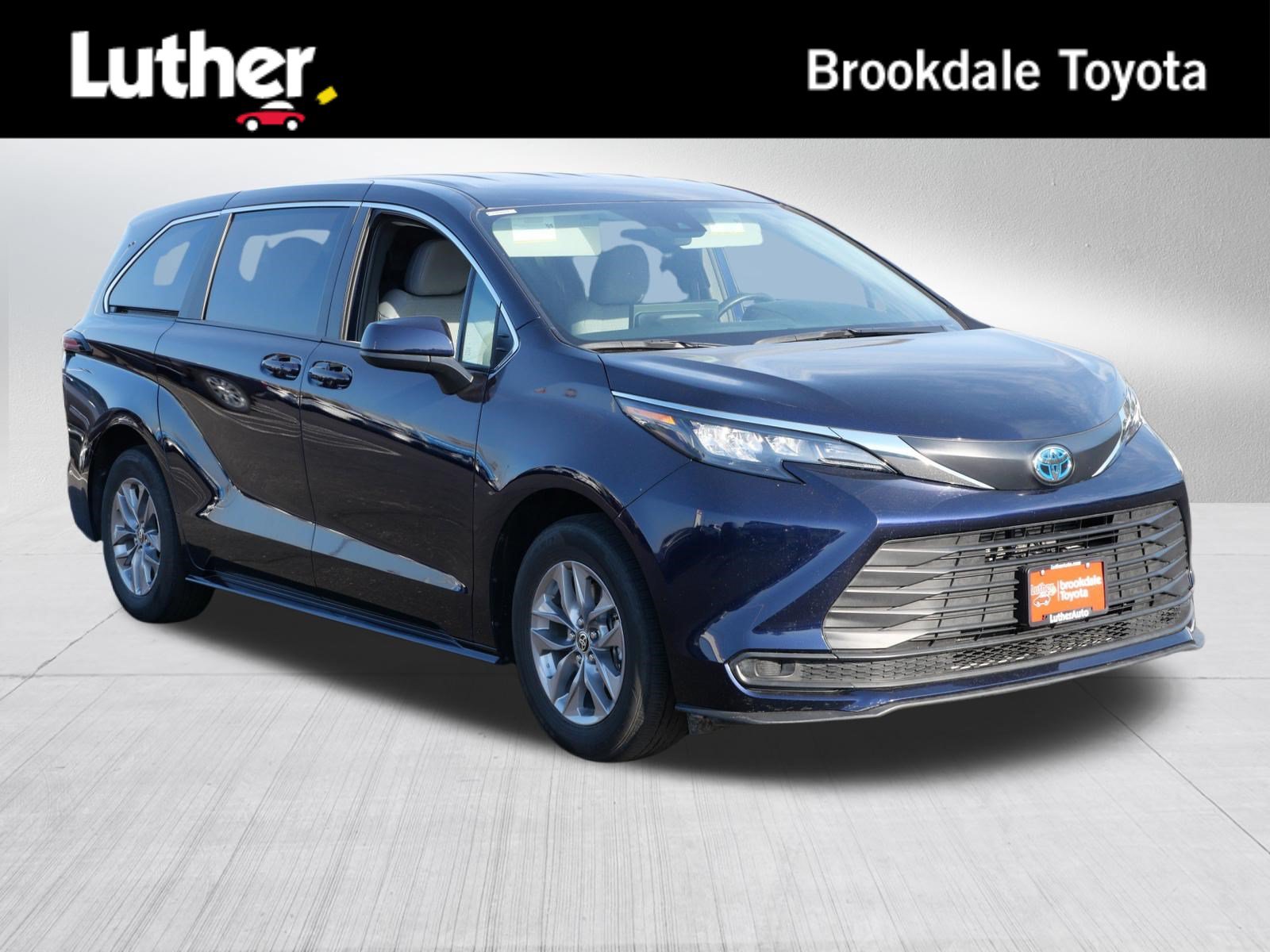 Used 2025 Toyota Sienna LE AWD/4WD image 1