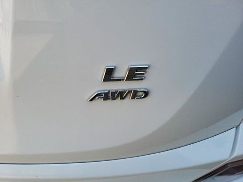 Used 2018 Toyota RAV4 LE image 8