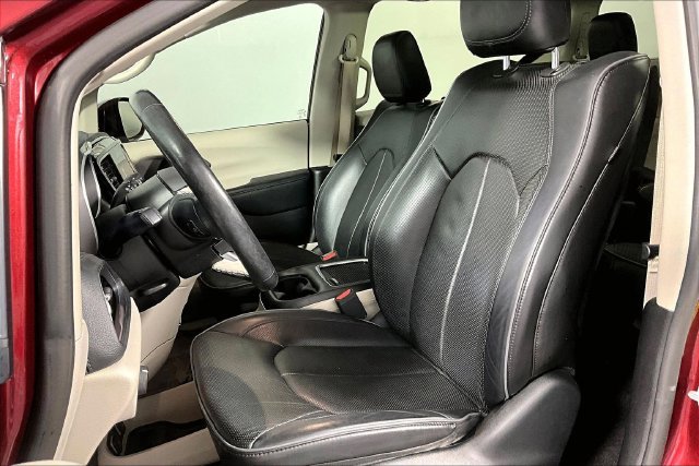 Used 2019 Chrysler Pacifica Limited w/ Tire & Wheel Group FWD image 27