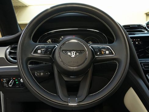 Used 2023 Bentley Bentayga Plug-In Hybrid image 12