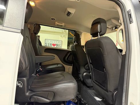 Used 2019 Dodge Grand Caravan SE image 35