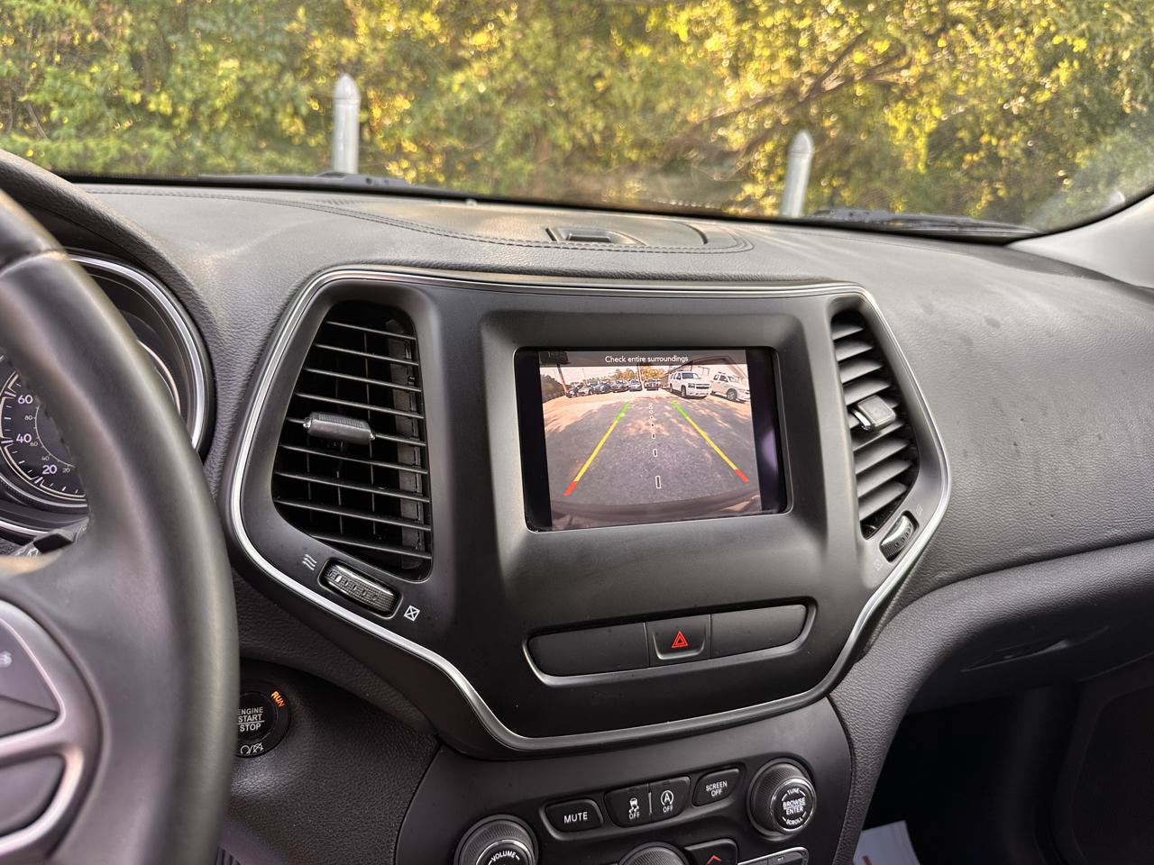 Used 2019 Jeep Cherokee Latitude Plus w/ Comfort/Convenience Group FWD image 38