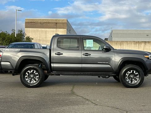 Used 2022 Toyota Tacoma TRD Off-Road w/ Technology Package image 6