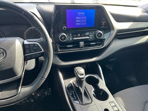 Used 2023 Toyota Highlander LE image 19