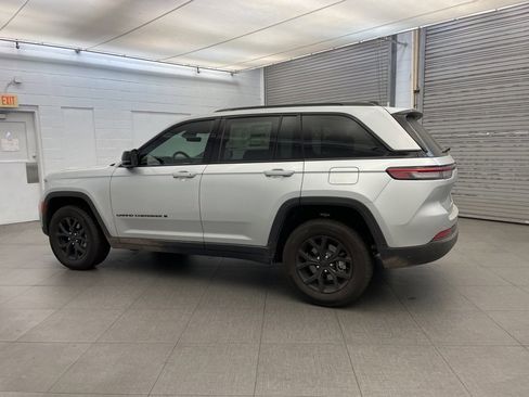 New 2025 Jeep Grand Cherokee Altitude image 5