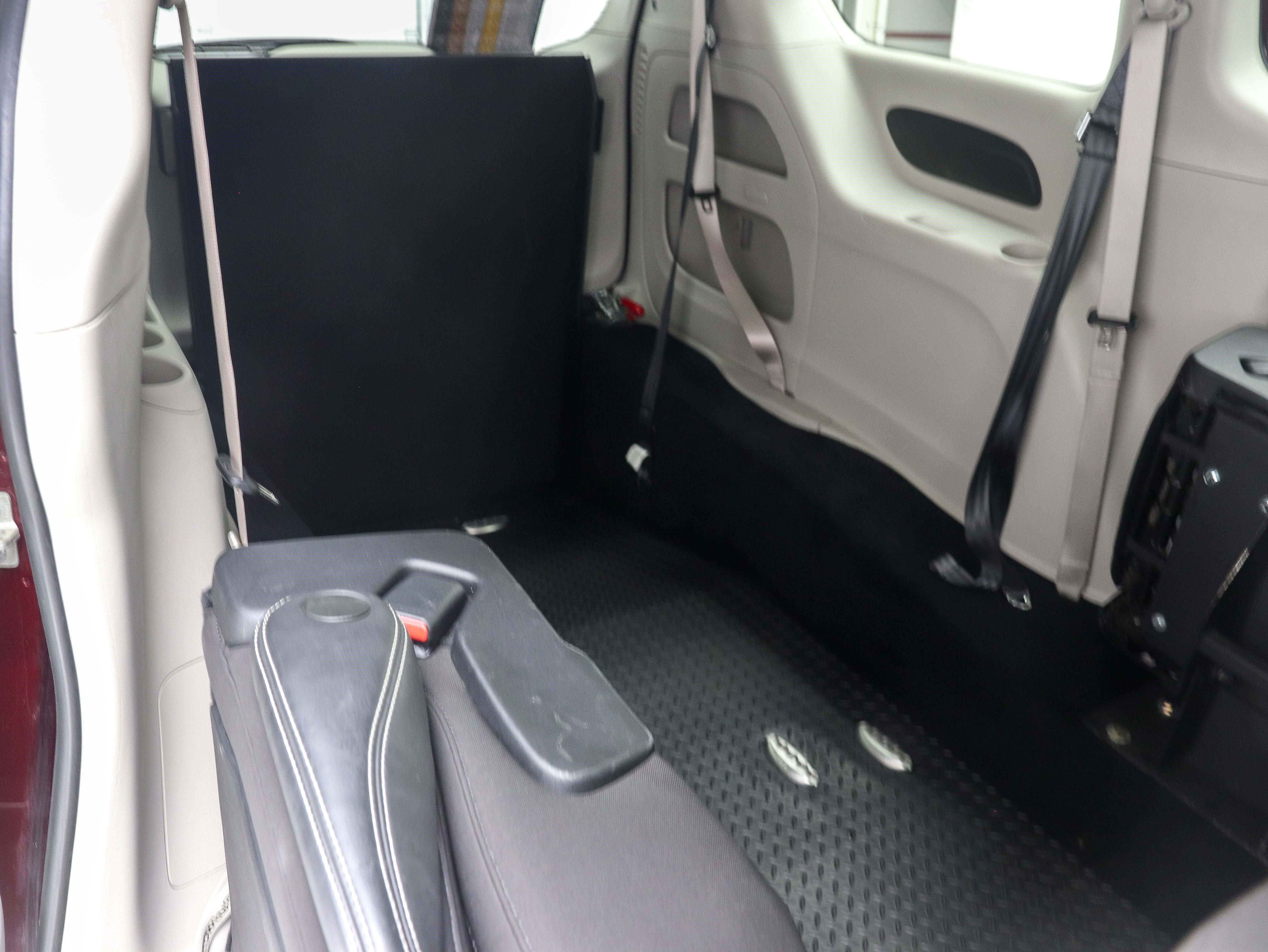 Used 2023 Chrysler Voyager LX FWD image 18