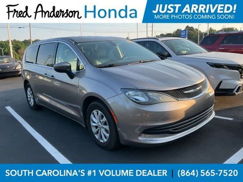 Used 2017 Chrysler Pacifica Touring w/ Tire & Wheel Group FWD image 1