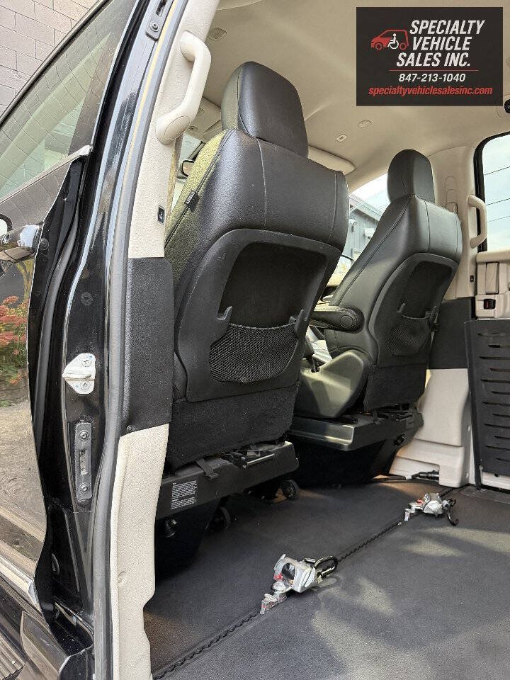 Used 2018 Chrysler Pacifica Touring-L FWD image 19