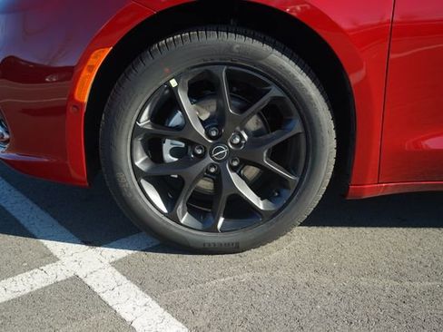 New 2026 Chrysler Pacifica Limited w/ Uconnect Theater Family Group image 10