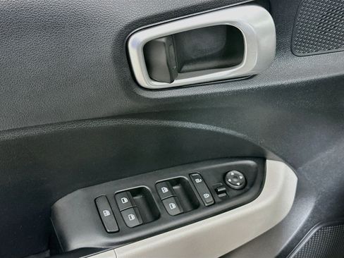 Used 2025 Hyundai Venue SEL FWD image 15