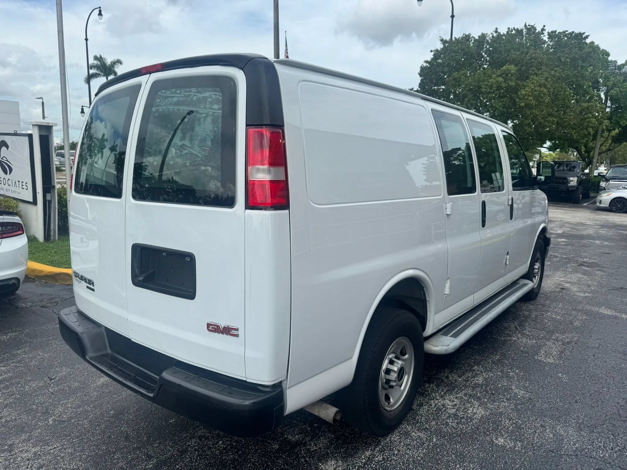 Used 2022 GMC Savana 2500 w/ Driver Convenience Package RWD image 4