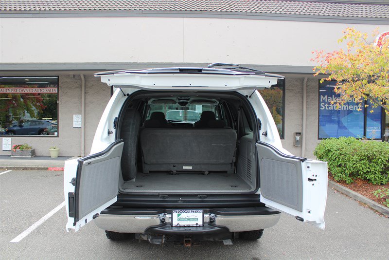 Used 2005 Ford Excursion XLT AWD/4WD image 30