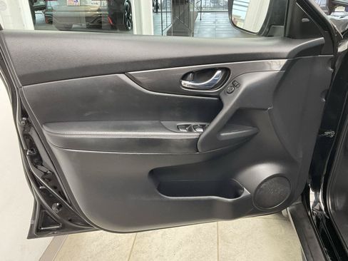 Used 2017 Nissan Rogue SV AWD/4WD image 9