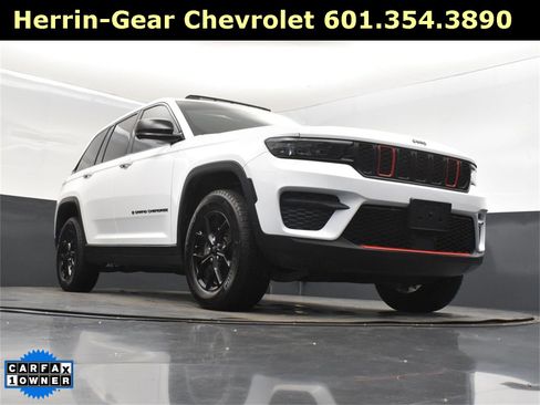Used 2025 Jeep Grand Cherokee Altitude image 44