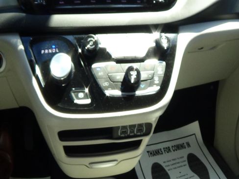 Certified 2024 Chrysler Pacifica Touring-L FWD image 27