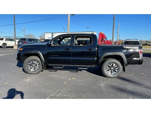 Used 2023 Toyota Tacoma TRD Off-Road w/ TRD Premium Off Road Package image 4