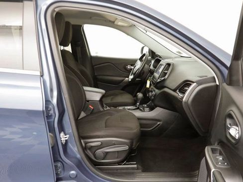 Used 2019 Jeep Cherokee Latitude w/ Cold Weather Group image 19