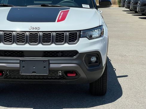 Certified 2025 Jeep Compass Trailhawk AWD/4WD image 12