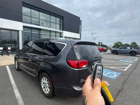 Used 2020 Chrysler Pacifica Touring-L FWD image 9