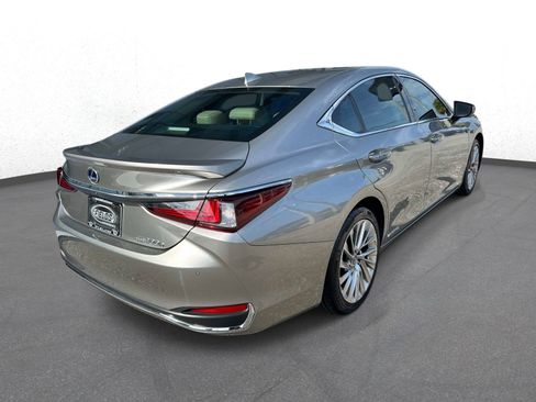 Used 2021 Lexus ES 300h Ultra Luxury w/ Accessory Package 2 FWD image 3