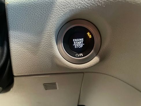 Used 2024 Chrysler Pacifica Touring-L FWD image 24