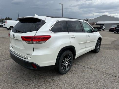 Used 2018 Toyota Highlander SE image 6