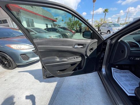 Used 2016 Chrysler 300 Limited RWD image 6