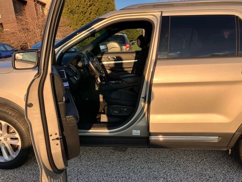 Used 2017 Ford Explorer XLT image 9