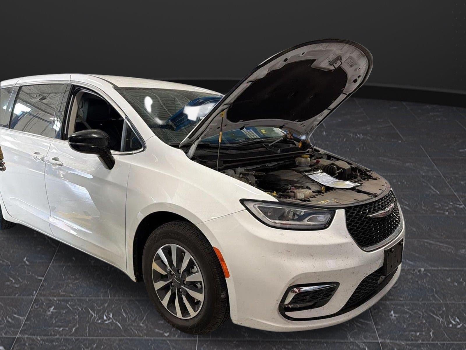 Used 2024 Chrysler Pacifica Limited FWD image 56