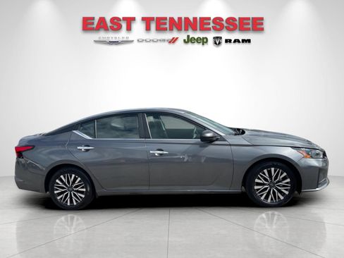 Used 2025 Nissan Altima 2.5 SV FWD image 2