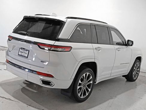Used 2022 Jeep Grand Cherokee Overland w/ Luxury Tech Group IV AWD/4WD image 6