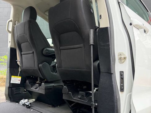 Used 2022 Chrysler Voyager LX FWD image 18