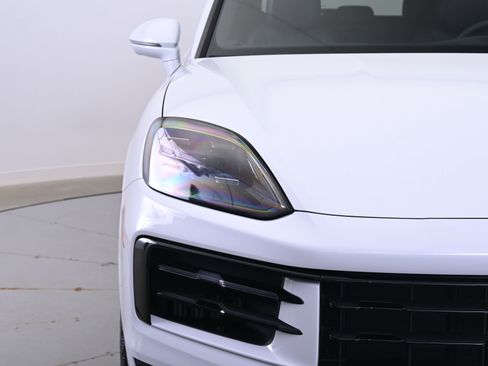 Certified 2025 Porsche Cayenne image 11