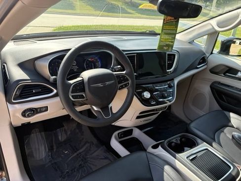 Used 2024 Chrysler Pacifica Touring-L FWD image 9
