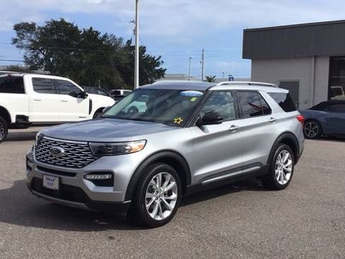 Certified 2021 Ford Explorer Platinum w/ Equipment Group 601A image 2