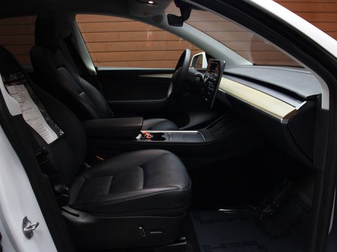 Used 2022 Tesla Model Y Long Range image 40