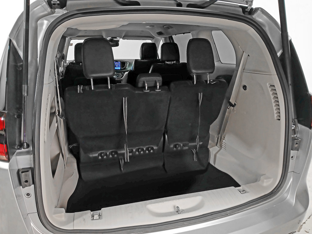 Used 2024 Chrysler Pacifica Touring-L FWD image 8