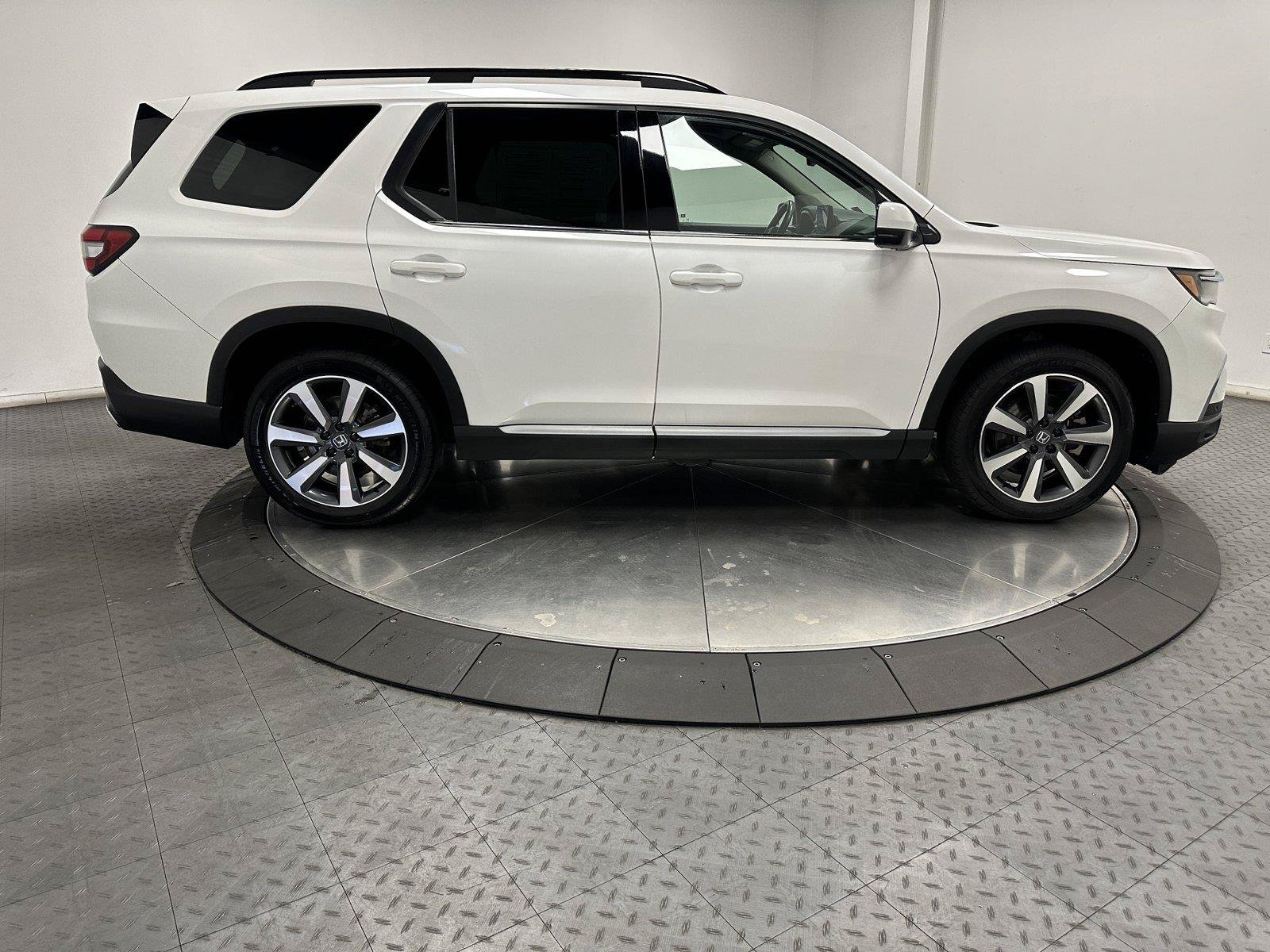 Used 2025 Honda Pilot Touring image 15